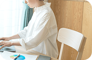 腰を丸めて座る